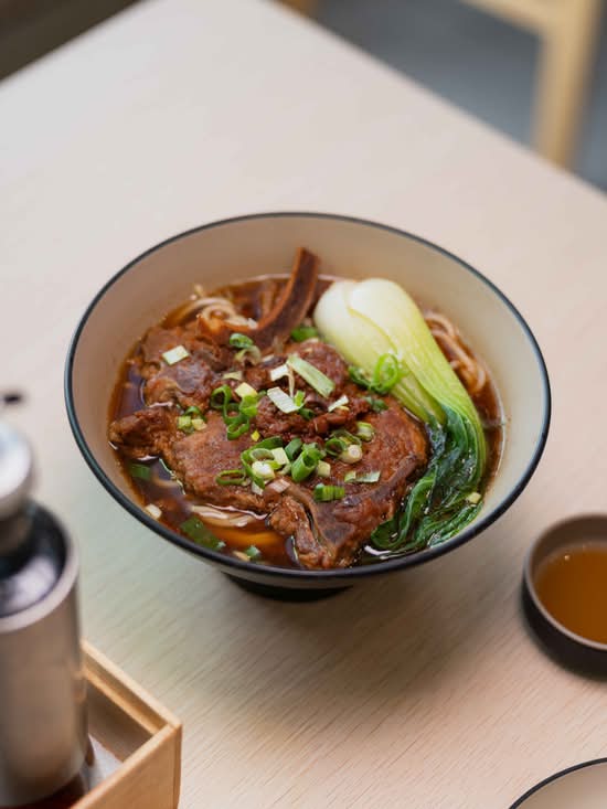 红烧大排面 Soy Sauce Braised Pork Chop Noodle Soup